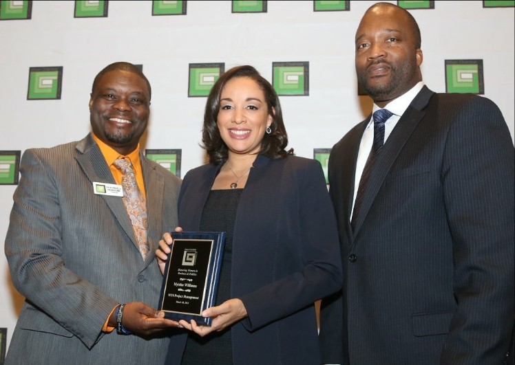 Myisha Shaundell Ken Myisha receiving award